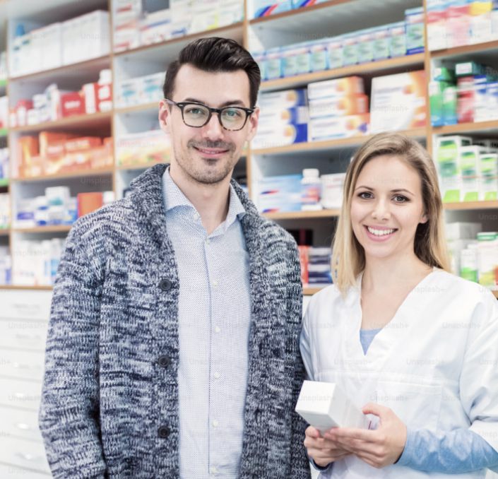 2 Personen in eienr Apotheke