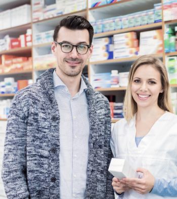 2 Personen in eienr Apotheke